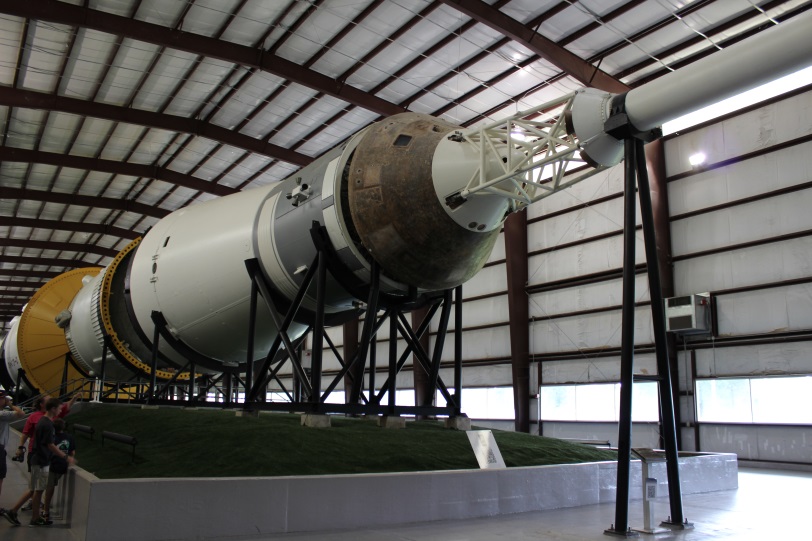 ジョンソン宇宙センターに展示されているサターンV型ロケット。